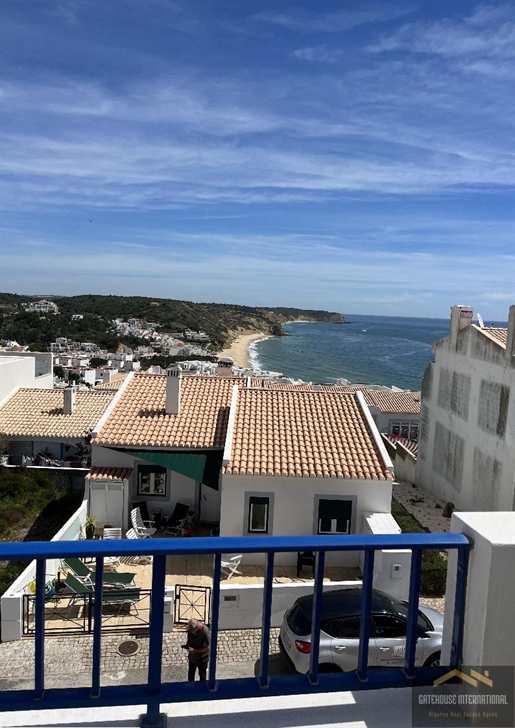 Moradia em banda de 3 camas com vista mar do Algarve e garagem na Salema