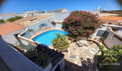 Rijtjeshuis met 4 slaapkamers en zwembad in Figueira West Algarve