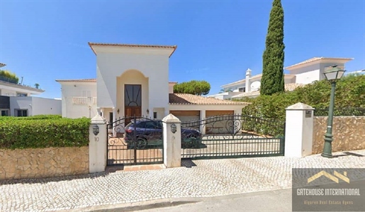 Grote villa met 4 slaapkamers en 4 badkamers in het dorp in de buurt van Vale do Lobo Algarve