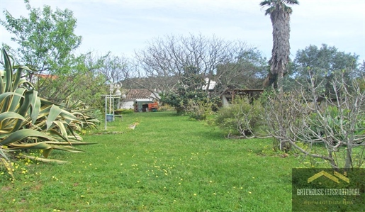 Moradia tradicional do sota-vento algarvio com jardim em Santa Catarina