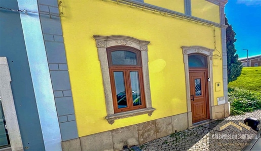 Renovierte Doppelhaushälfte mit 2 Schlafzimmern zum Verkauf in Loule Algarve