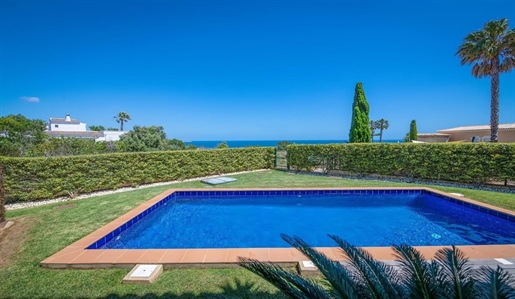 Apartamento T3 com vista mar e piscina própria na Luz Algarve