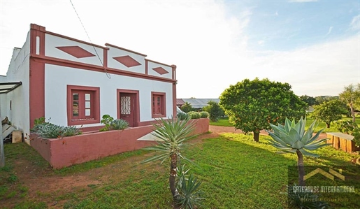 2 Bedroom Traditional Villa For Renovation in Moncarapacho Algarve