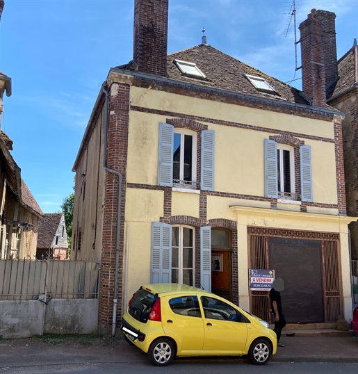 A 10 mn de Toucy, maison ancienne avec en façade une vitrine, ancienne Boucherie actuellement Atelie
