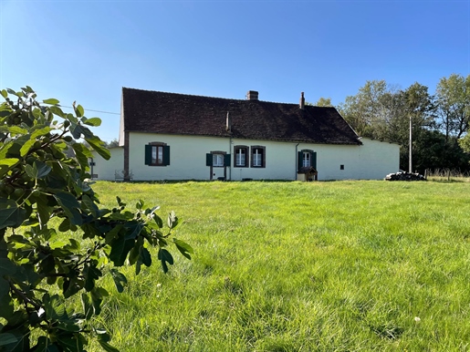 Delightful farmhouse on a large enclosed plot located 15 minutes from Toucy (89130) and 25 minutes 