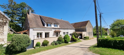 Beautiful old house, located in a small hamlet of Thury. In addition to being quiet, this house has