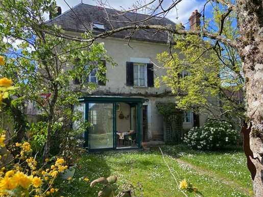 A 10 mn de Toucy, cette très jolie maison ancienne, en pierre blanche de Bourgogne, son jardin arbor