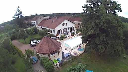 Pretty house of 209 m2 spacious and bright, with swimming pool, terrace, garden with trees, pond wi