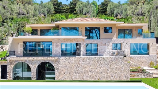 New contemporary villa with panoramic sea view. Villa contemporaine très récente avec vue panoramiqu