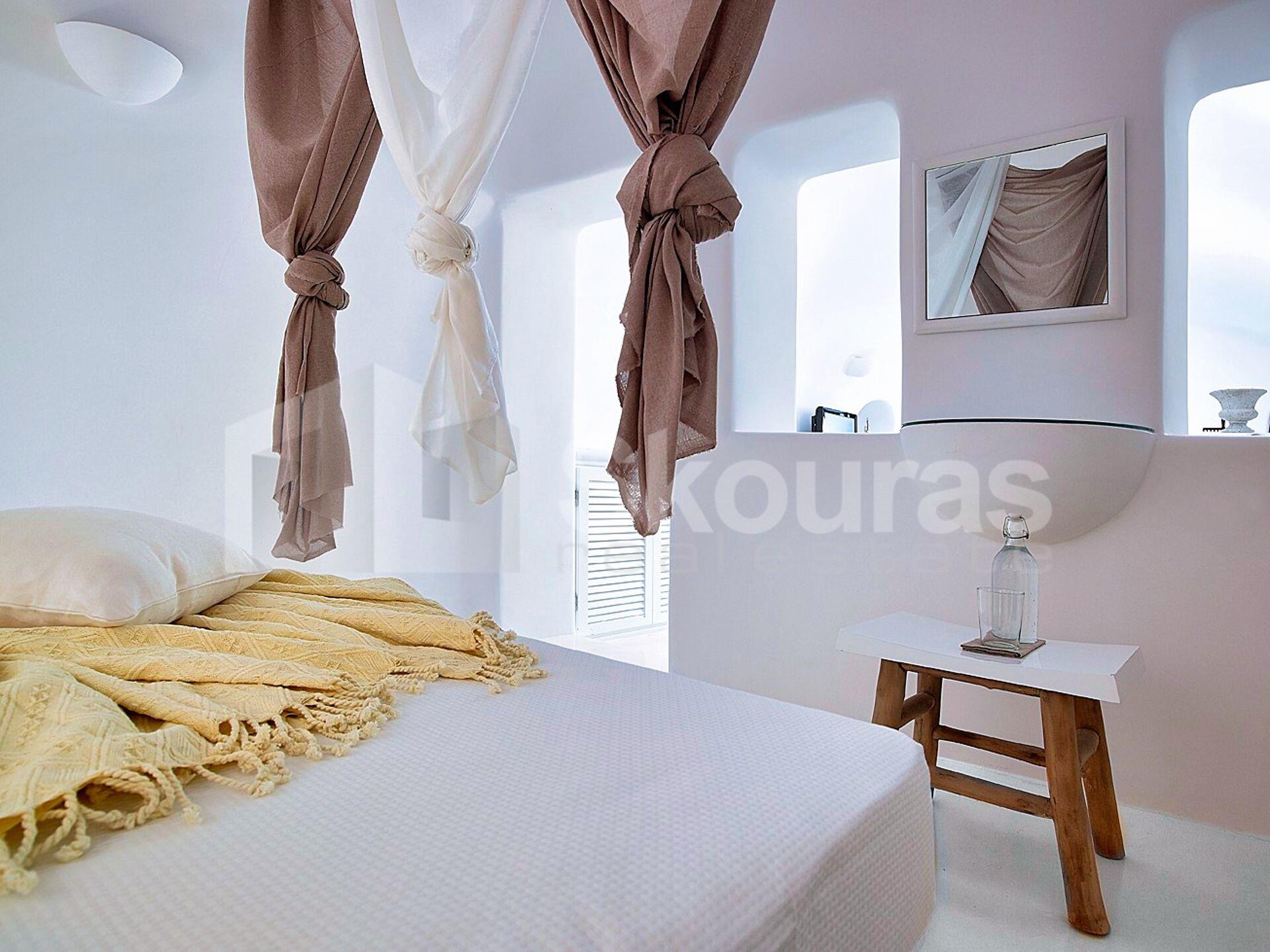 - Detached house For sale, Santorini, 42 sq.m., €820.000