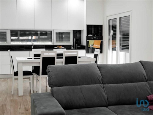 Home / Villa met 3 Kamers in Setúbal met 207,00 m²