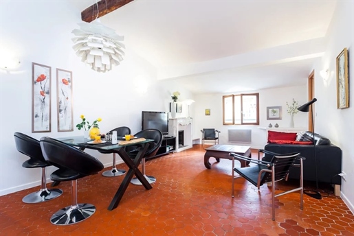 Nice Old Town apartment in a calm street a few streets from Place Rossetti