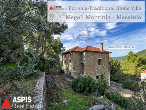 (À vendre) Captivante villa traditionnelle en pierre, 158 m², 3 chambres, dans l’idyllique Megali M