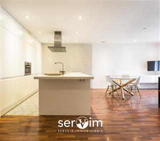 130M2 awesome apartment in the old town of Girona overlooking Plaça Catalunya
