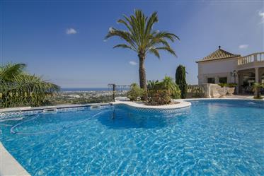 Villa de lujo con vistas panorámicas al mar y al Montgó en Dénia