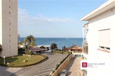 Apartamento con dos dormitorios y buenas vistas al mar junto a la Playa del Arenal en Jávea
