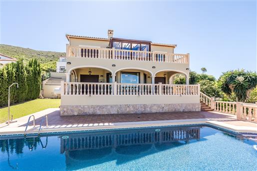 Villa with 4 bedrooms plus independent house with views of the Montgo and even the sea in Jávea