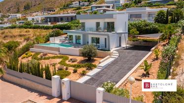 Modern villa with 4 bedrooms and views of the Montgó and the sea in Cansalades, Jávea