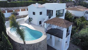 Villa im Ibiza-Stil mit freiem Blick auf den Montgo und das Meer, Javea
