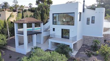 Villa im Ibiza-Stil mit freiem Blick auf den Montgo und das Meer, Javea
