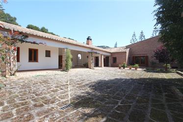 Rustic villa with sea views and large plot in the port of Jávea