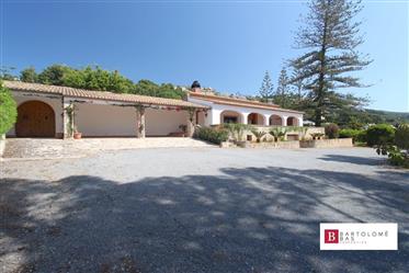 Rustic villa with sea views and large plot in the port of Jávea