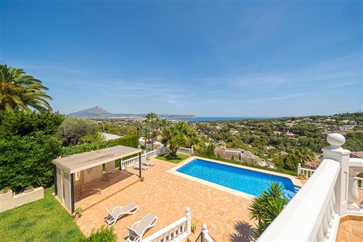 Luxuriöse Villa mit atemberaubender Aussicht auf Montgo und die Bucht von Javea