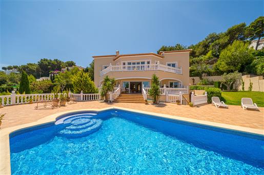 Luxuriöse Villa mit atemberaubender Aussicht auf Montgo und die Bucht von Javea