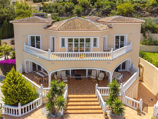 Luxurious villa with open views of the Montgó and the bay of Jávea