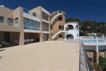 Villa avec une vue magnifique sur la mer, à proximité de la plage de La Barraca, Portichol