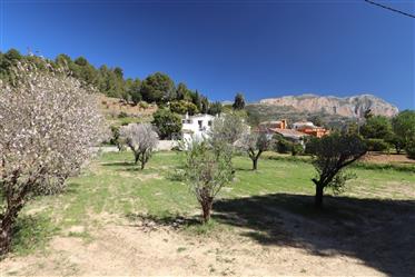 Villa en enclave único con gran parcela frente al valle de Jesús Pobre