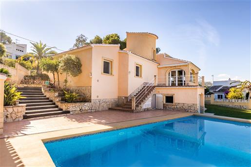 Villa with independent apartment and south orientation near the beach in Jávea