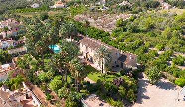 Villa rústica de lujo con vistas abiertas hasta el mar en La Xara, Dénia.