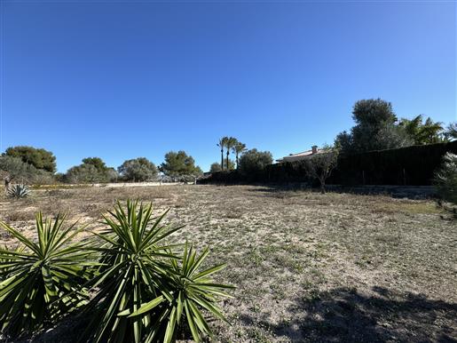  South-facing plot next to the golf course in Jávea.