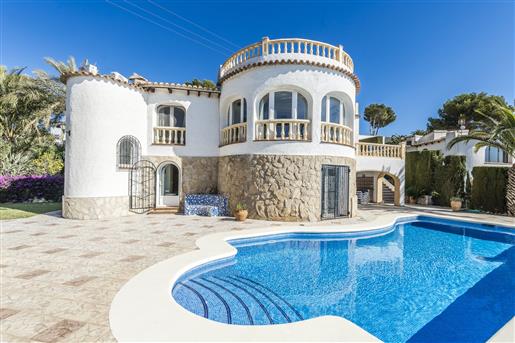 Villa mediterránea con espectaculares vistas abiertas al mar en Ambolo, Jávea