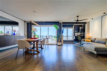 Outstanding renovated apartment with a wonderful sea view of the marina