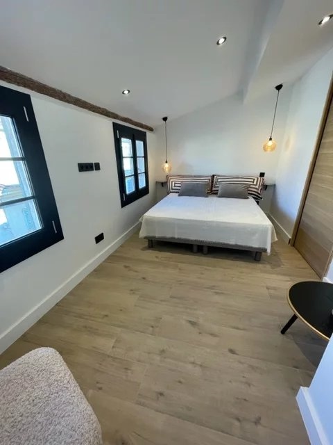Old Antibes, 2 bedrooms top floor flat with terrace