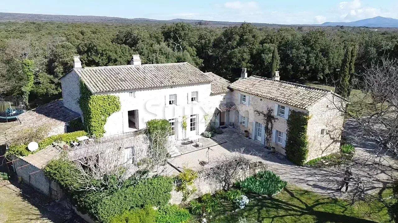 Superb farmhouse with a remarkable park and a magnificent swimming pool