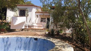 Casa de estilo mediterráneo sobre gran parcela en Begur