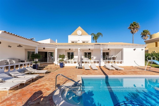 A charming 4-bedroom family villa for sale in the sought-after development of Quinta Jacintina, near