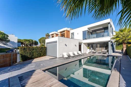 Une villa contemporaine de 4 chambres avec vue sur la mer à vendre à Vale do Lobo