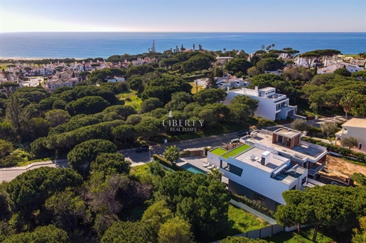 A contemporary 4-bedroom villa with sea views for sale in Vale do Lobo