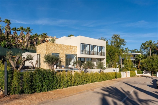 A masterpiece of contemporary design – an exquisite 4 bedroom luxury villa for sale in Encosta do La