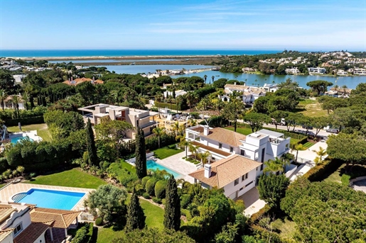 Gloednieuwe design-led luxe villa met 6 slaapkamers en uitzicht op zee in Quinta do Lago