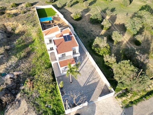 A newly renovated 4+1 bedroom villa with sea views for sale in Fonte Santa, near Vale do Lobo