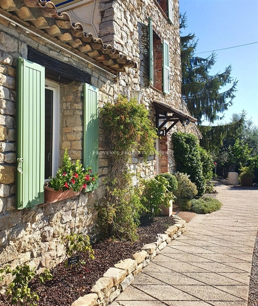 Old stone house with extended extra rooms for sale in Flayosc.