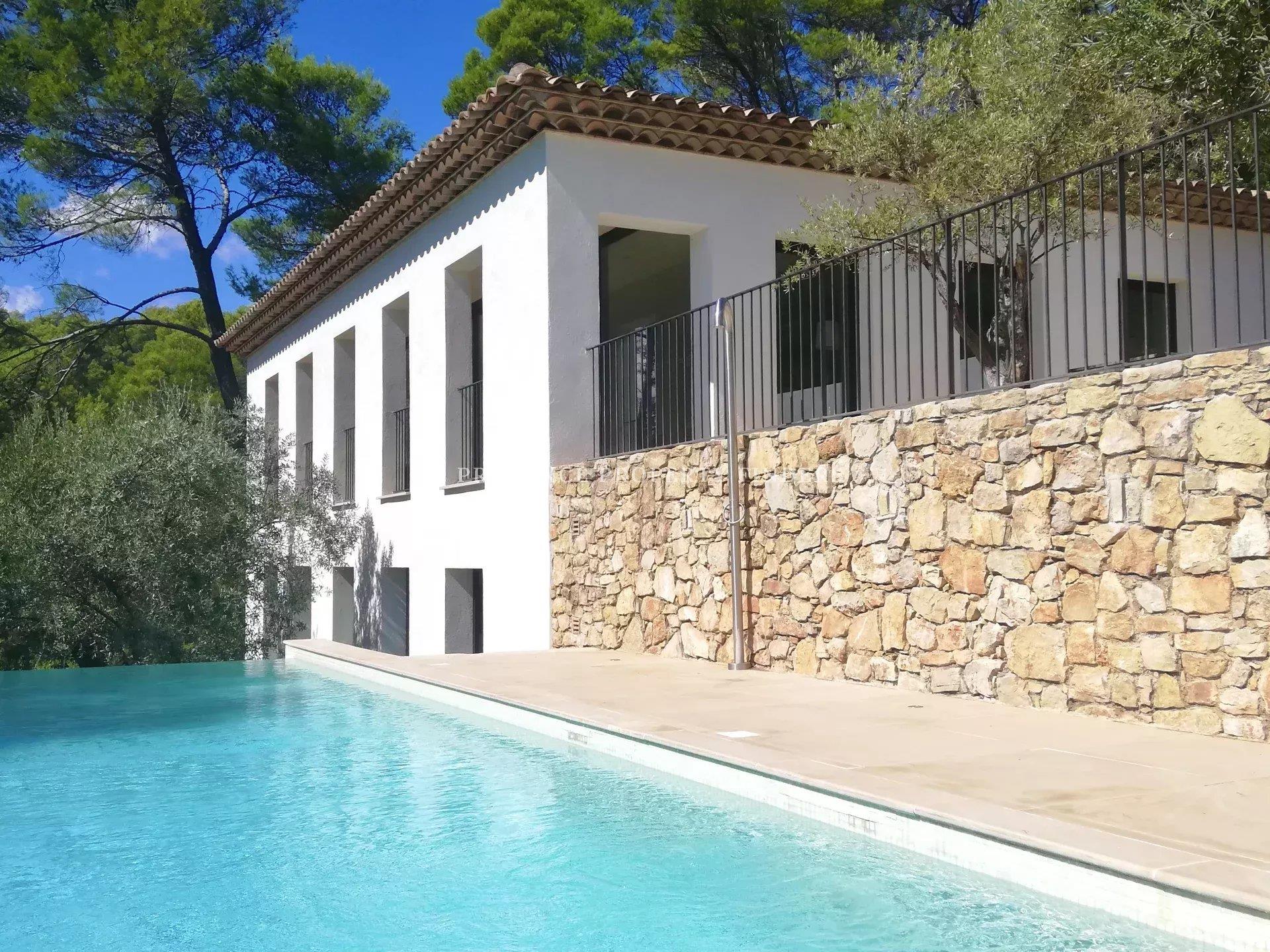 Beautiful architects villa with a wonderful view situated in a peaceful environment..