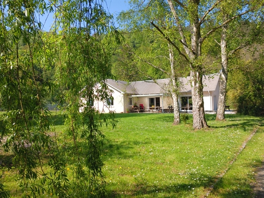 5 bedroom single-storey house on 15,880 m2 of park for sale in Normandy 76