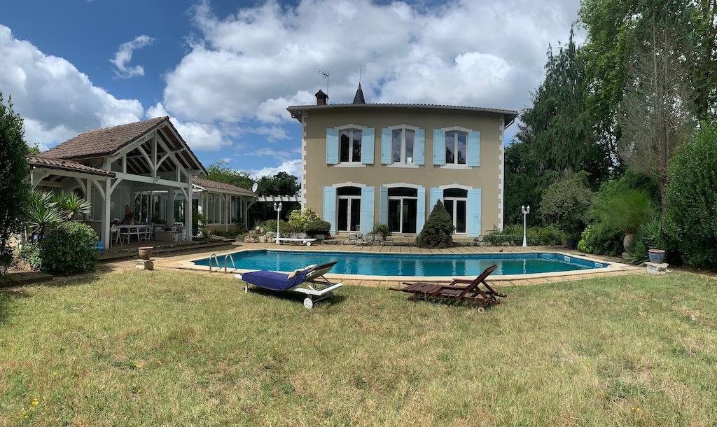 Manoir élégant avec piscine, dépendances et terrain de tennis, situé sur 5.5 hectares