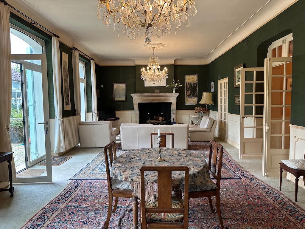 Manoir élégant avec piscine, dépendances et terrain de tennis, situé sur 5.5 hectares
